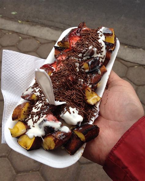 Plátanos asados rellenos con chispas de chocolate y crema