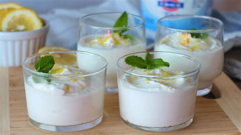 Variedad de postres con yogur de limón