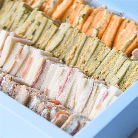 bandeja de mini sándwiches variados para fiestas