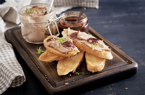 Paté de perdiz servido con tostadas