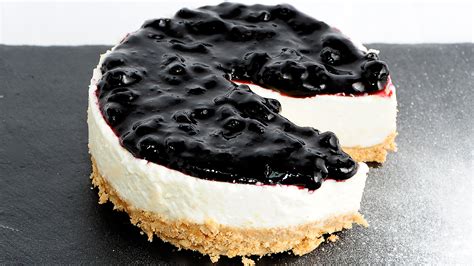 Tarta de queso con mermelada de arándanos en un plato de madera