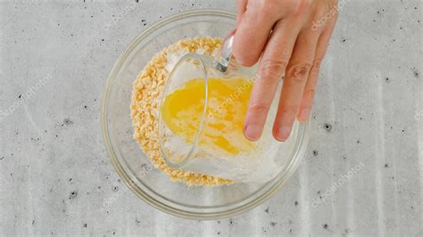 Galletas trituradas mezcladas con mantequilla derretida
