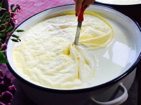 Mezcla de nata, leche, azúcar y queso crema en una olla