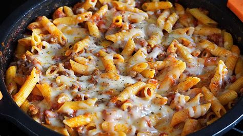Macarrones con boloñesa y queso parmesano