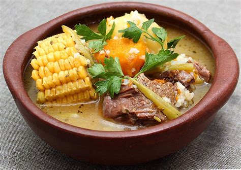 Repollo cociendo en una cazuela con carne