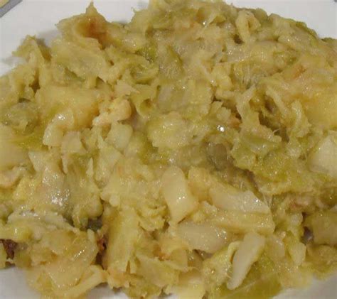 Guarnición de repollo cocido en un plato