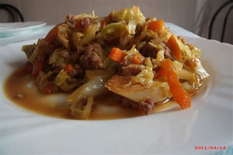 Plato de repollo con carne y vegetales