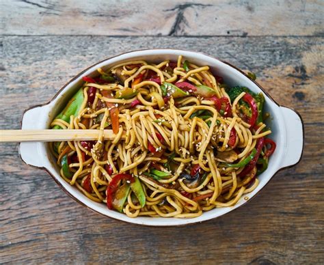 variedad de fideos chinos en cuencos de madera
