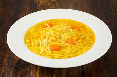 Sopa de fideos con sepia y gambas