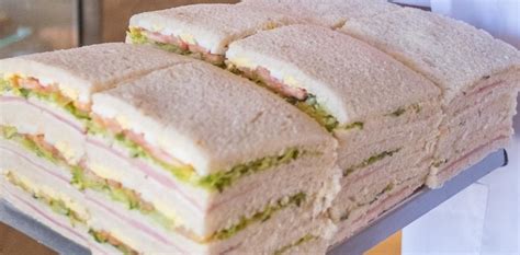 Sándwiches de miga variados y bien presentados