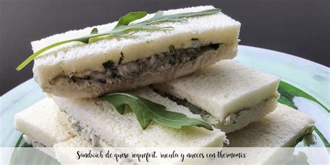 Sándwich de roquefort con nueces en detalle