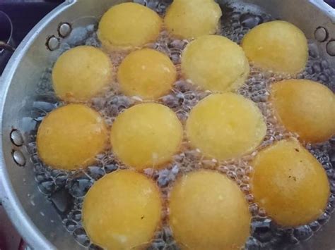 Empanadillas friéndose en una sartén
