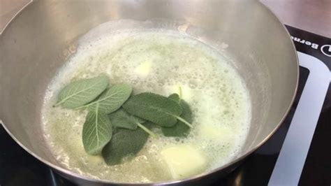 Salsa de mantequilla y salvia en una sartén