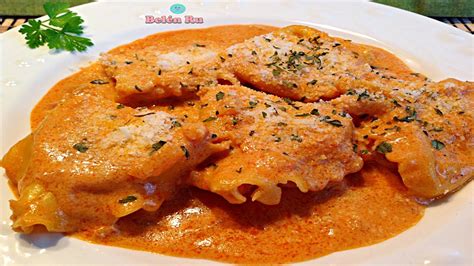 Plato de pasta rellena con salsa de queso