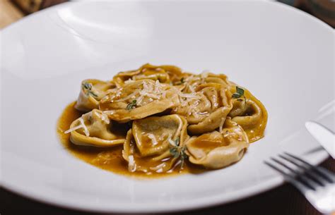 Pasta rellena con salsa de setas
