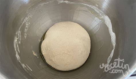 Masa de pan en un recipiente hermético dentro de una nevera