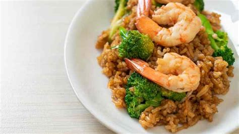 Arroz frito con camarones y verduras