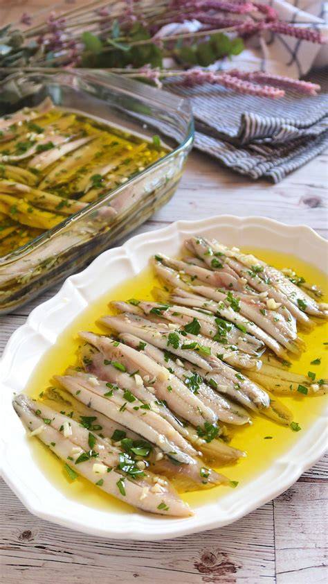 Anchoas frescas en una bandeja