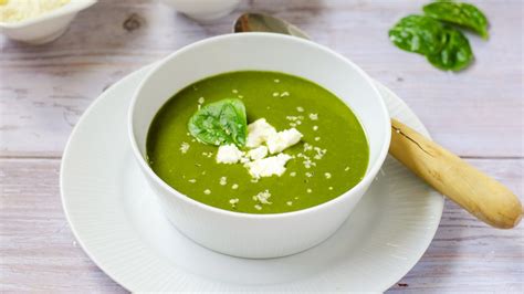 Sopa de espinacas y zanahoria servida