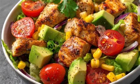 Ensalada de plátano y aguacate en un tazón