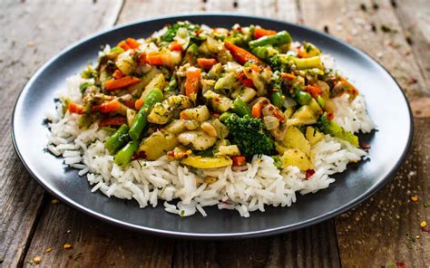Plato de arroz con pollo y verduras recién cocinado