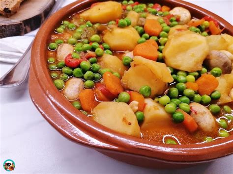 Plato final de estofado de verduras humeante
