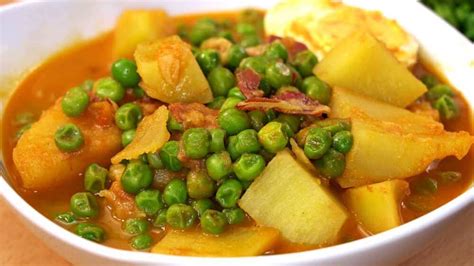 Albóndigas con patatas y guisantes emplatadas