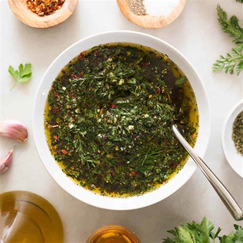 Chimichurri casero con hierbas frescas