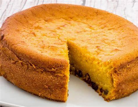 Torta de auyama recién horneada en un plato, con un trozo cortado mostrando su textura.