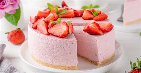Tarta de fresa y yogur decorada