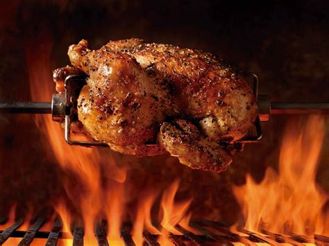 Pollos asados en un espeto