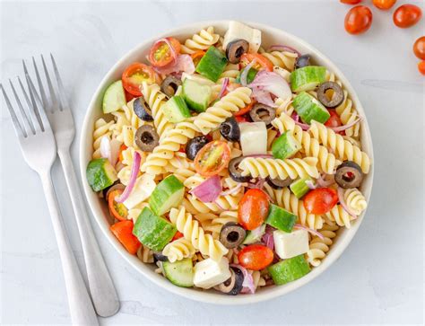 Ensalada de pasta fría con ingredientes frescos y coloridos