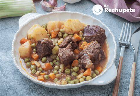 Estofado de ternera con verduras en una olla