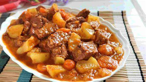 Estofado de ternera con patatas servido en un plato