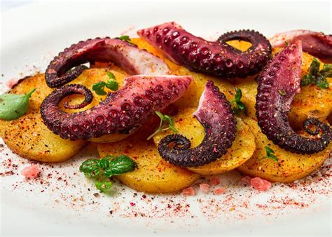 Plato de pulpo con patatas al estilo asturiano