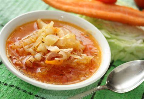 Fotos de una sopa detox de repollo recién hecha en un bol
