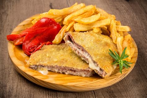 Plato de cachopo con acompañamiento