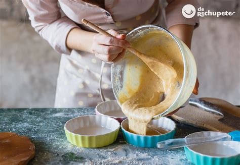 Masa de pastel en un molde, lista para hornear