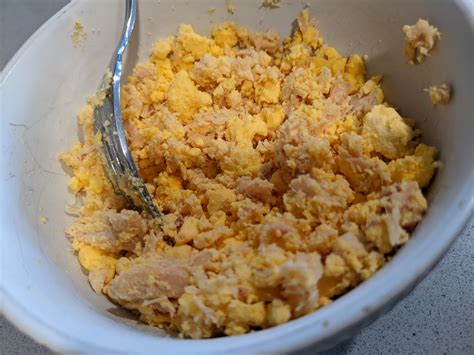 Mezcla de yemas, atún y tomate para rellenar huevos