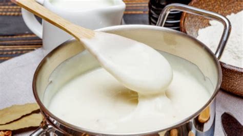 Preparación de salsa bechamel en un cazo