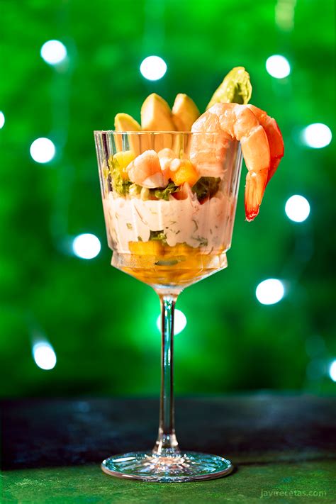 Plato de cóctel de gambas con aguacate elegantemente presentado en una copa