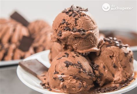 Copa de helado de chocolate con trozos de chocolate