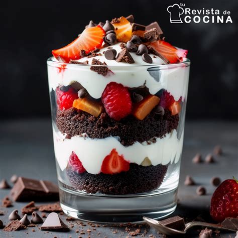 Parfait de chocolate en capas con frutas