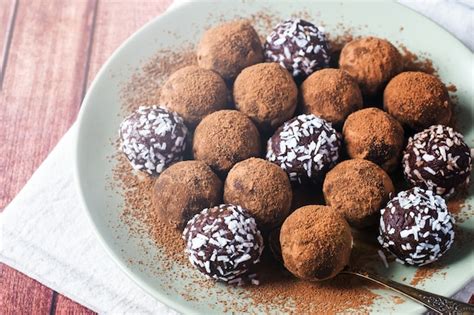 Trufas de chocolate espolvoreadas con cacao