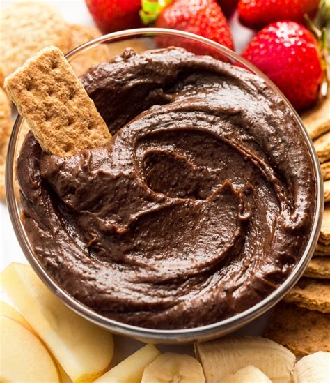Hummus de chocolate en un bol con pan