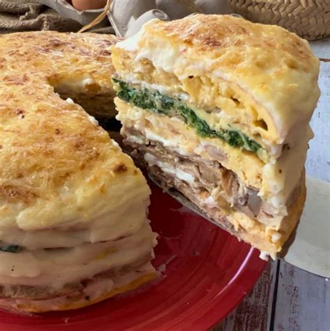 Imagen de un pastel de tortillas gratinado con bechamel