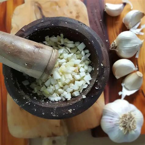 Mortero machacando ajo y especias