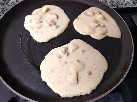 Sartén con tortitas de plátano cocinándose