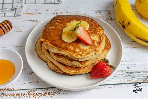 Tortitas de plátano con frutas y sirope como topping