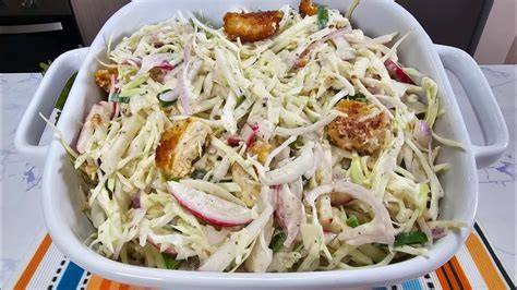 Ensalada de repollo con nueces y pollo a la parrilla